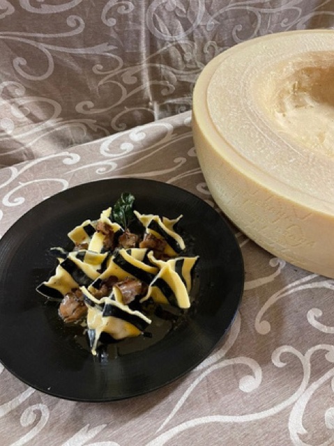 Fagottoni marbrés farcis à la tapenade de truffes noires d'été, huile de truffes
